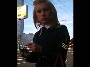 Молодые девушки показывают свои трусики на улицах города