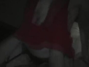 Частное ночное домашнее видео с участием брюнетки, занимающейся сексом с группой мужчин