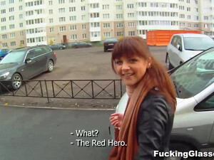 Помог русской рыжей девушке - она дала себя выебать в подъезде!
