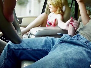 18-летняя блонда соблазняет водителя на минет и еблю в машине