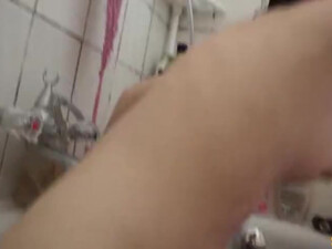Русская телка надрочила парню член и дала в пизду в ванной - частное порно